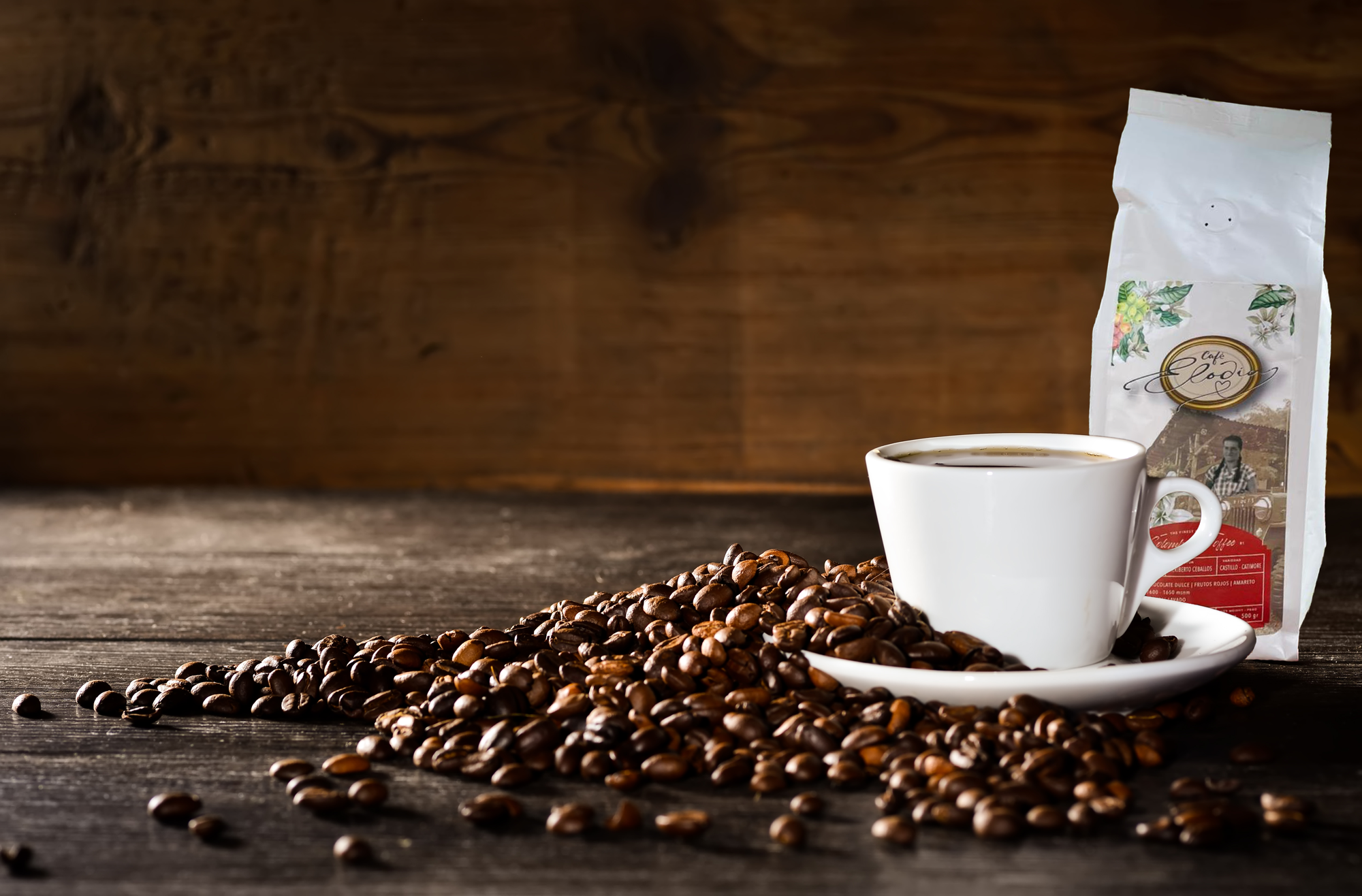 Elodia Coffee Signature Blend — taza, bolsa y granos de café colombiano